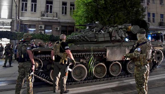 Los militares de la compañía militar privada (PMC) Wagner Group se preparan para abandonar el centro de Rostov-on-Don, en el sur de Rusia, el 24 de junio de 2023 (Foto: EFE/EPA/ARKADY BUDNITSKY)