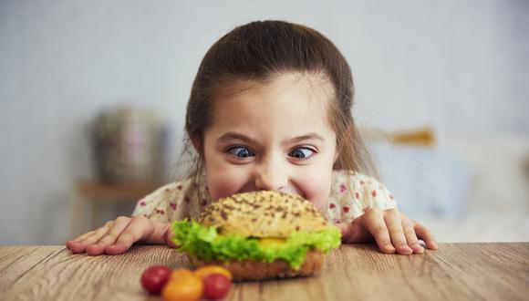 Los hábitos saludables deben iniciarse desde que el niño comienza su relación con la comida. (Foto: Freepik)