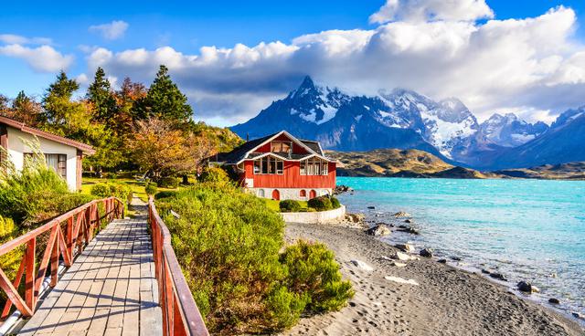 Alojáte en la Hosteria Pehoe, en el parque Torres del Paine en Chile, desde US$190. (Foto: iStock)