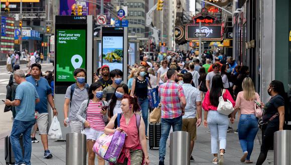 La gente camina por Times Square el 13 de julio de 2021 en la ciudad de Nueva York, que registra aumento de casos de coronavirus. (Angela Weiss / AFP).
