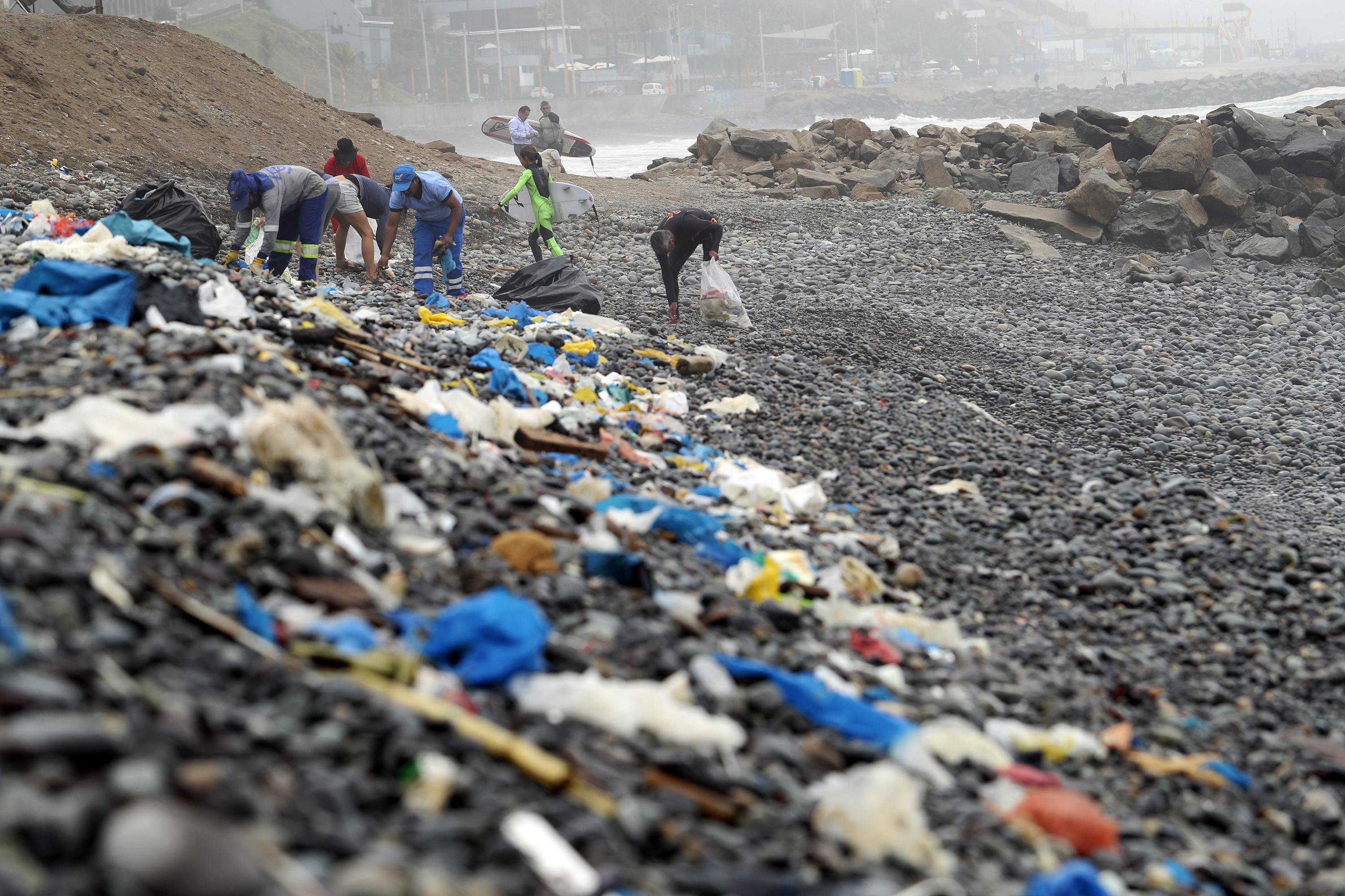 Oleaje anómalo llevó gran cantidad de desperdicios hasta varias playas de Miraflores, en la Costa Verde. (Foto: Rolly Reyna / El Comercio)