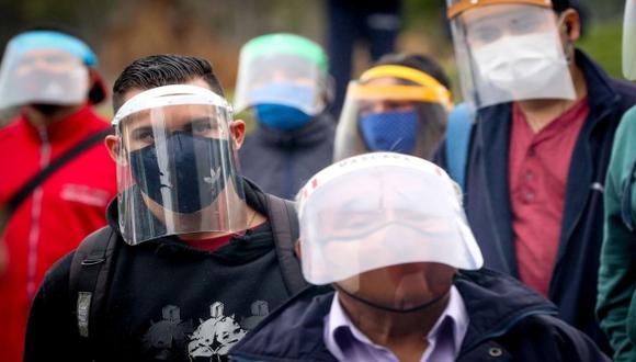 El ministro Cevallos indicó que sí sigue siendo obligatorio el uso de la doble mascarilla o una KN95 en los medios de transporte público | Foto: Andina / Referencial