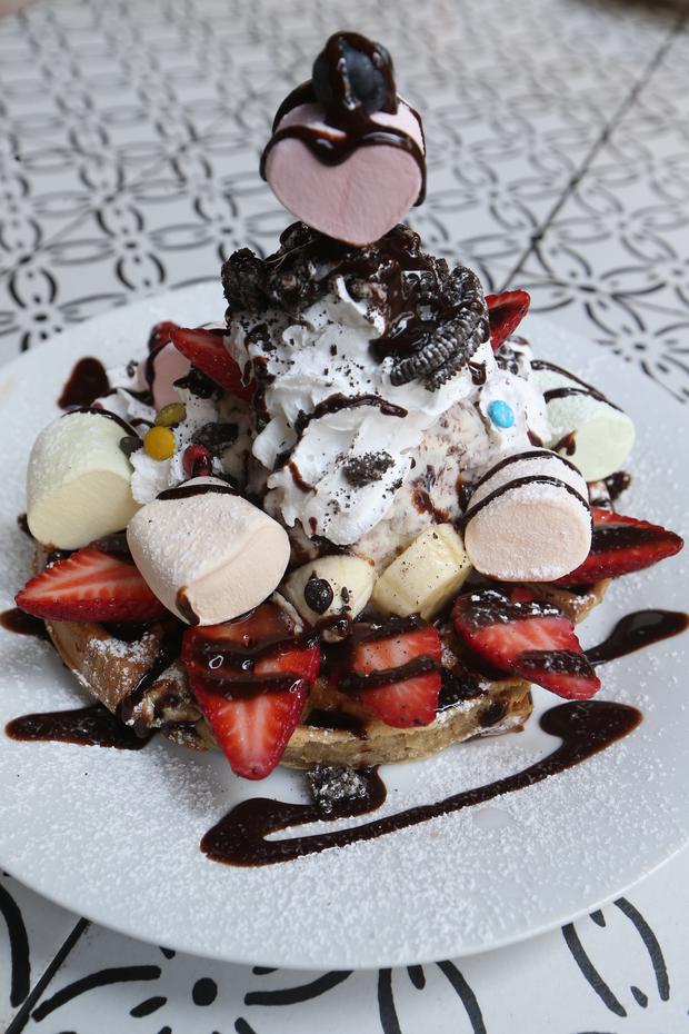 Vive la Crepe offers waffles, crepes, pancakes and much more.  In the image, we see a hearty waffle served with ice cream, fruit, marshmellows and topped with chocolate sauce, whipped cream and oreo cookies.  A paradise for dessert lovers.  (PHOTOS: ALESSANDRO CURRARINO / EL COMERCIO)