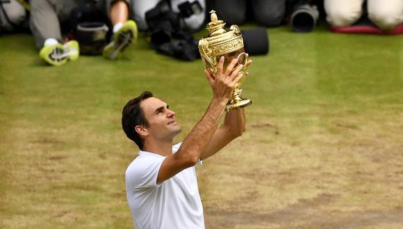 Roger Federer levanta su octava copa en Wimbledon. Leyenda viva y tenemos el privilegio de apreciarlo. (Foto: Getty Images)