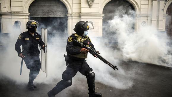 La policía antidisturbios del Perú dispara gases lacrimógenos mientras intenta dispersar una manifestación en Lima el 10 de noviembre de 2020. (Foto: ERNESTO BENAVIDES / AFP).