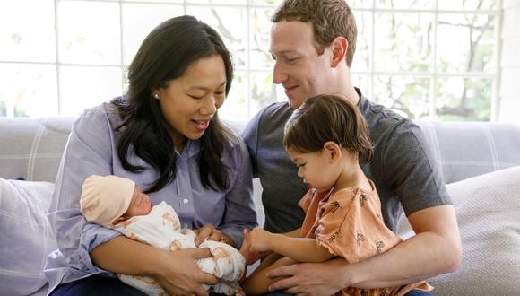 Esta foto, cortesía de la familia Zuckerberg, se publicó en la página de Facebook de Zuckerbeg y lo muestra a él y a su esposa Pricilla Chan junto con su bebé recién nacida, August, y su primera hija Max, el 28 de agosto de 2017. (Foto de FAMILY HANDOUT / AFP )