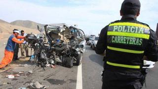 Ocho heridos tras choque de camioneta y camión con gaseosas