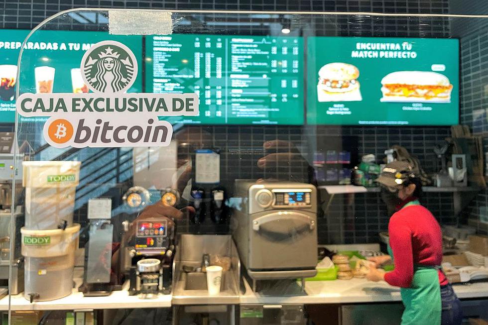 El bitcoin ha comenzado a funcionar este martes en El Salvador como divisa de curso legal junto al dólar. Aquí algunas claves para entender cómo funcionará el plan impulsado por el presidente Nayib Bukele. (Foto: Reuters)
