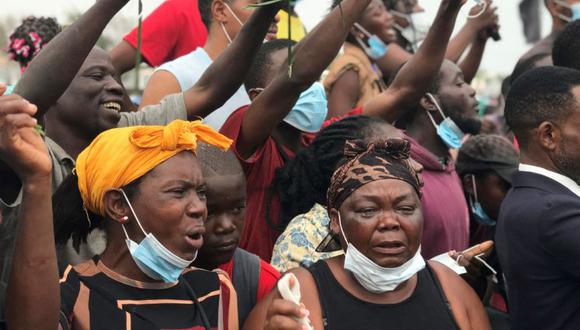 Los dolientes reaccionan cuando el cortejo que transporta los restos del expresidente angoleño José Eduardo Dos Santos llega a la Praça da Republica en Luanda donde está previsto que descanse antes de su funeral.