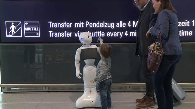 Josie Pepper es un robot de inteligencia artificial que puede ayudar a los usuarios en el aeropuerto de Múnich, en Alemania. Puedes ver en Facebook cómo interactúa con el público.