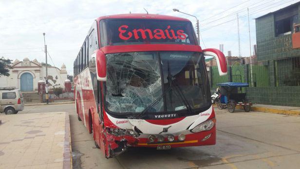 Patrullero PNP destrozado tras choque: hay dos policías graves - 2