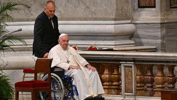 El Papa Francisco llega en silla de ruedas para presidir una misa con los nuevos Cardenales y el Colegio Cardenalicio, el 30 de agosto de 2022 en la basílica de San Pedro en el Vaticano. (Foto de Andreas SOLARO / AFP)