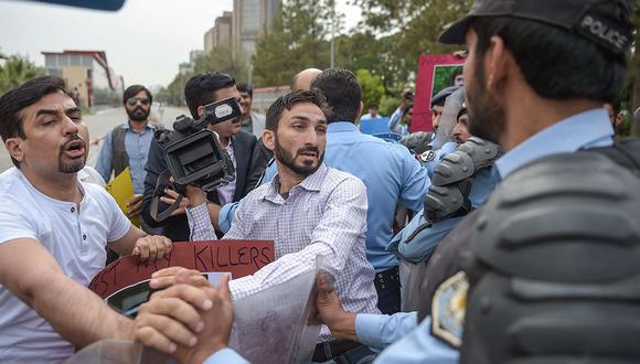 Pakistani police try to stop journalists during a rally to mark World Press Freedom Day  in Islamabad on May 3, 2018. Ten journalists were killed on April 30, including Agence France-Presse chief photographer Shah Marai, in attacks that sparked outrage around the world and underscored the dangers faced by Afghan media. / AFP / AAMIR QURESHI