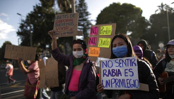 Cientos de mujeres de colectivos feministas y LGBTIQ+ protestan contra el racismo sufrido por los miles de indígenas que participaron en las marchas contra el Gobierno, en Quito (Ecuador).
