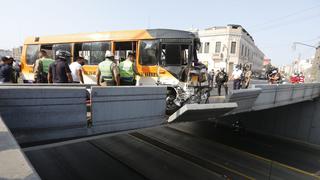Cercado de Lima: cúster de cuestionada empresa La Nueva Estrella chocó contra puente en Av. Alfonso Ugarte y daña estructura