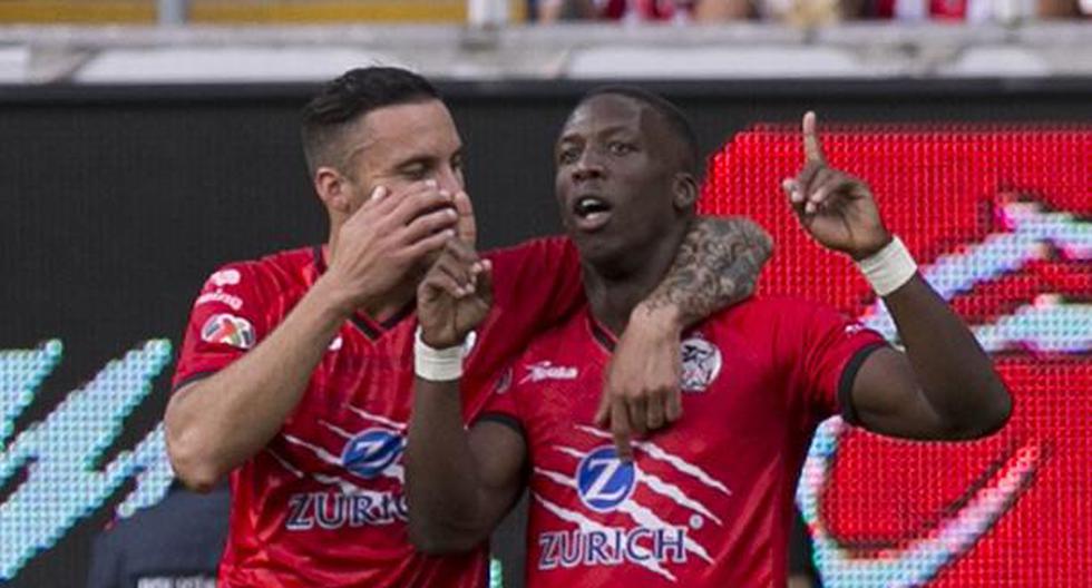 Lobos BUAP sale al campo con los peruanos Pedro Aquino y Luis Advíncula en la Liga MX. (Foto: Getty Images)