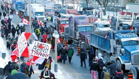 Docenas de camioneros llegaron a Ottawa durante el fin de semana como parte de lo que llamaron el "Tren de la Libertad". (Reuters).