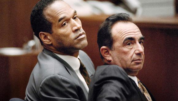 O.J. Simpson (izquierda) junto a su abogado Robert Shapiro durante el juicio en el que se le acusaba del asesinato de su exesposa Nicole Brown Simpson y a su amigo Ron Goldman. (Foto: AFP/Michael NELSON)