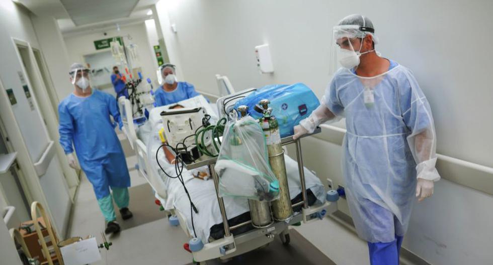 Trabajadores de la salud transportan a un paciente con COVID-19 en una unidad de cuidados intensivos en el Hospital das Clínicas en Porto Alegre, Brasil. (Foto: AP/ Jefferson Bernardes)
