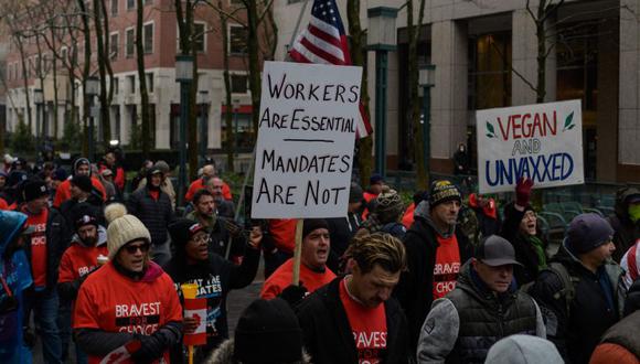 Los trabajadores de la ciudad se reúnen para protestar por los mandatos y restricciones de la vacuna contra el coronavirus covid-19 en la ciudad de Nueva York. (Foto: ANGELA WEISS/AFP).
