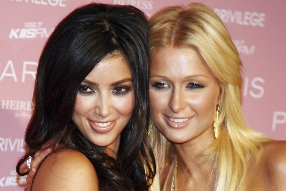 Antes de ser sinónimo de fama, Kim Kardashian era conocida por ser la amiga/asistente/estilista de Paris Hilton en los primeros años del nuevo siglo. (Fotos: AFP)