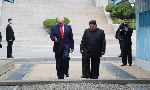 Donald Trump y Kim Jong-un cruzan la frontera desmilitarizada, DMZ, hacia Corea del Norte. (EFE).