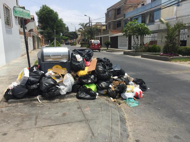 Los vecinos de Bellavista están preocupados por la acumulación de basura en las principales calles del distrito. (Foto: Renzo Rabanal)