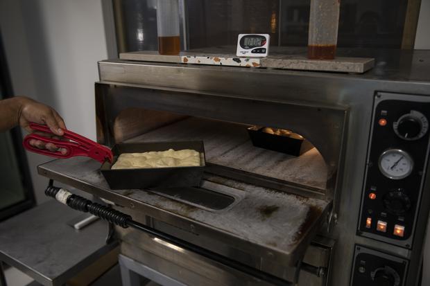 Before adding the chosen toppings, the dough is baked for about 2 or 3 minutes.  (Photo: José Rojas / GEC)