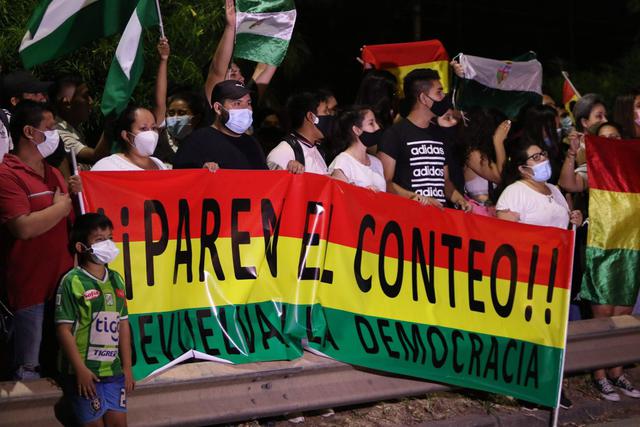 Un grupo de personas se concentra en Santa Cruz para protestar en contra de una virtual victoria electoral del Movimiento Al Socialismo (MAS) en las elecciones del domingo. (EFE/Juan Carlos Torrejón).