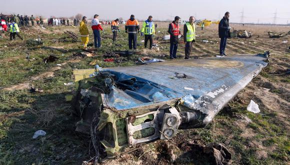 En esta foto de archivo tomado el 8 de enero de 2020, los equipos de rescate trabajan en la zona donde fue derribado el avión de Ukraine International. (Foto: Akbar TAVAKOLI / IRNA / AFP).