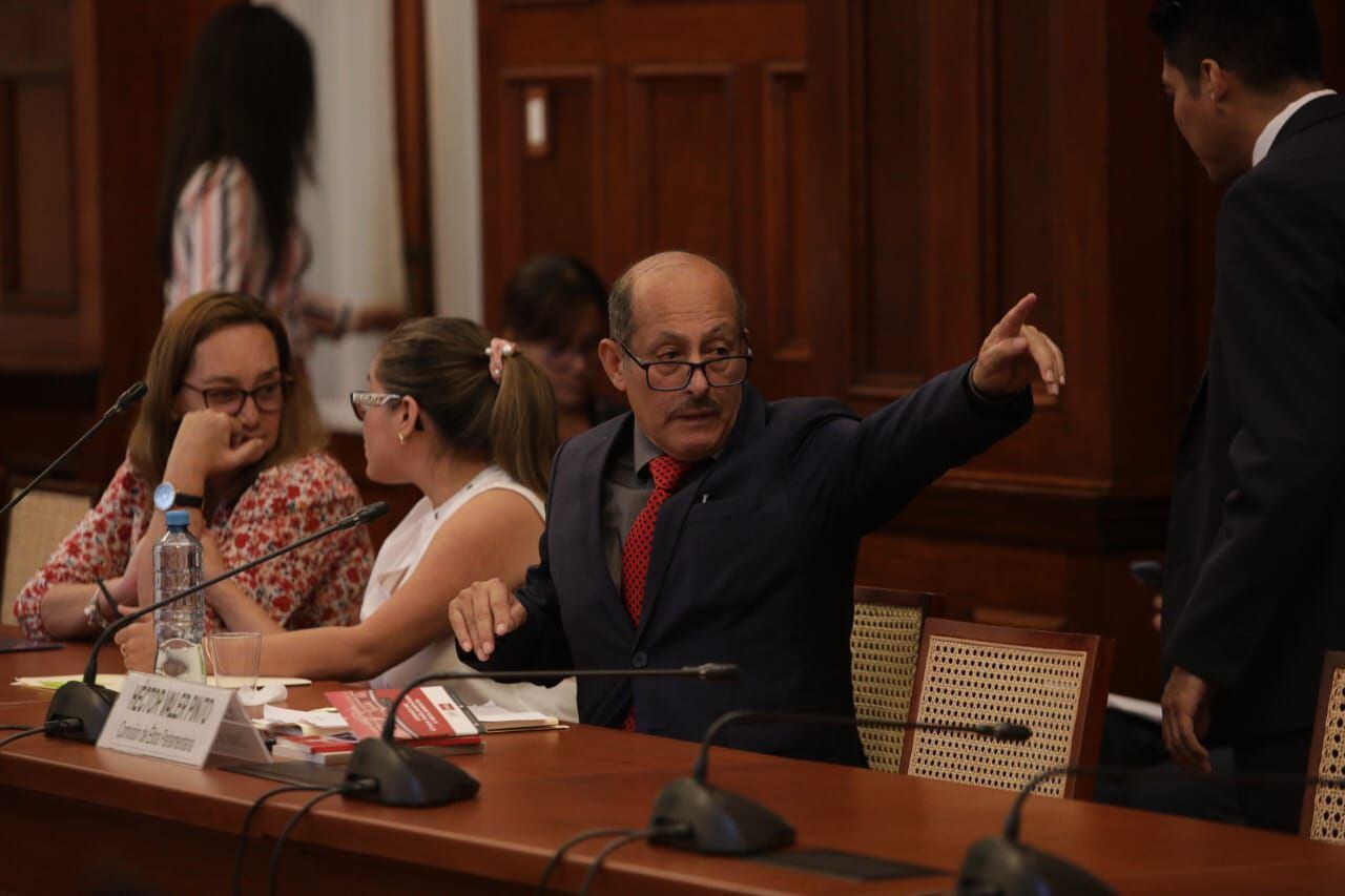 Héctor Valer presentó una cuestión previa para que Amuruz solo reciba una sanción escrita pública.  Argumentó que se debía imponer una sanción menor para "no darle morbo a la prensa". (Foto: Anthony Niño de Guzmán / GEC).