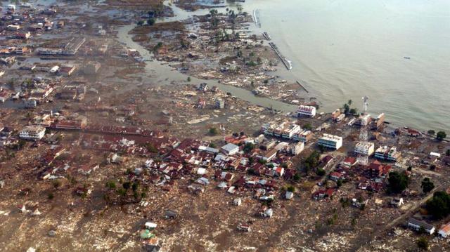 Este 26 de diciembre se cumplen 15 años del devastador tsunami que mató 230.000 personas en una docena de países, la mayor parte en Indonesia. En la imagen, el panorama general de la ciudad de Meulaboh, en Indonesia, bajo el agua el 28 de diciembre del 2004, dos días después de que un terremoto y maremotos azotaran la provincia de Aceh. (Foto: AFP)
