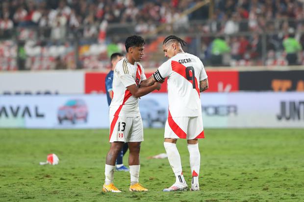 Tapia fue cambiado a los 88 minutos en el amistoso ante Paraguay. Cuando salió, le entregó la cinta de capitán a Paolo Guerrero.