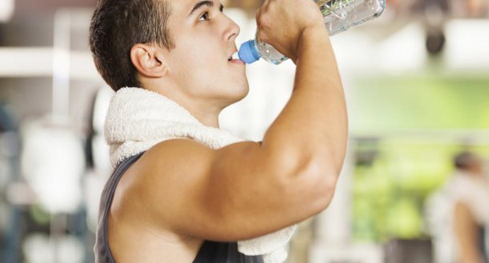 Los deportistas necesitan mantenerse hidratados. (Foto: ThinkStock)