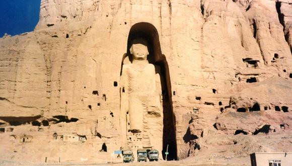 La estatua de Buda de 53 metros de altura y 2000 años de antigüedad ubicada en Bamiyán, a unos 150 kilómetros al oeste de la capital de Afganistán, Kabul, se muestra en una foto de archivo del 28 de noviembre de 1997.  (AP/Zaheeruddin Abdullah).