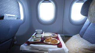 ¿Por qué la comida nos sabe diferente en los aviones?