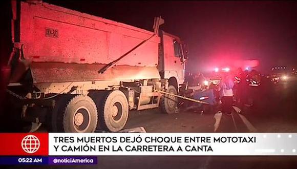Choque entre un mototaxi y un camión dejó tres muertos en el kilómetro 34.5 de la carretera Lima - Canta. (Captura: América Noticias)