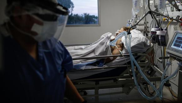 Personal de la Salud realiza un control a un paciente de coronavirus covid-19 en un hospital de la provincia de Buenos Aires, Argentina. (EFE/ Juan Ignacio Roncoroni).