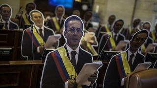 Qué puede pasar con el caso del expresidente Álvaro Uribe ahora que está en manos de la Fiscalía de Colombia