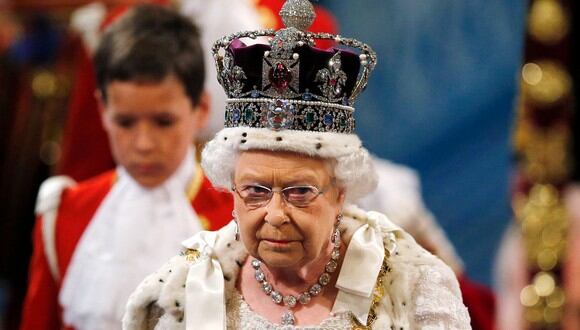 La reina Isabel II del Reino Unido suele llevar la Corona Imperial en la apertura formal del Parlamento británico. (Foto: AFP)