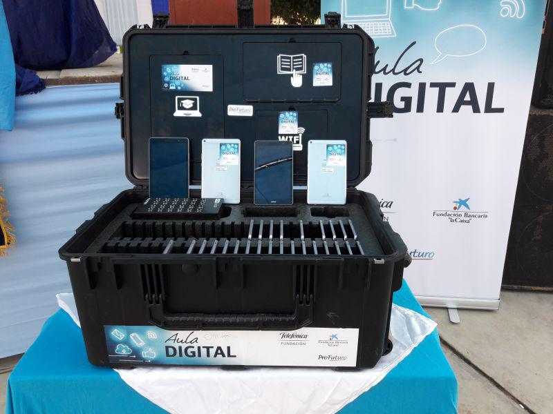 La maleta del aula virtual contiene 30 tabletas, un proyector y material didáctico para el alumno.