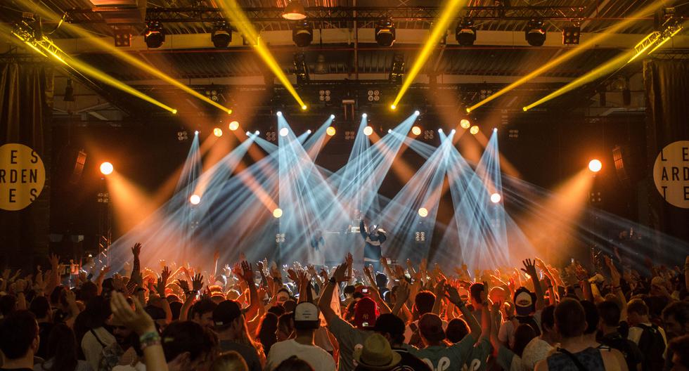 Can concert lasers damage cell phone cameras?