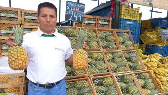 Productores de zonas cocaleras comercian en Santa Anita