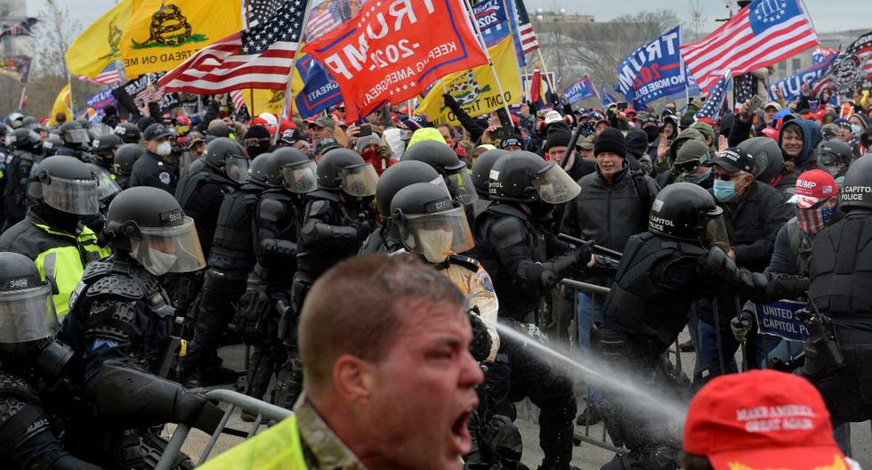 En esta foto de archivo tomada el 6 de enero de 2021, los partidarios de Donald Trump se enfrentan con la policía y las fuerzas de seguridad mientras intentan asaltar el Capitolio de Estados Unidos. (JOSEPH PREZIOSO / AFP).