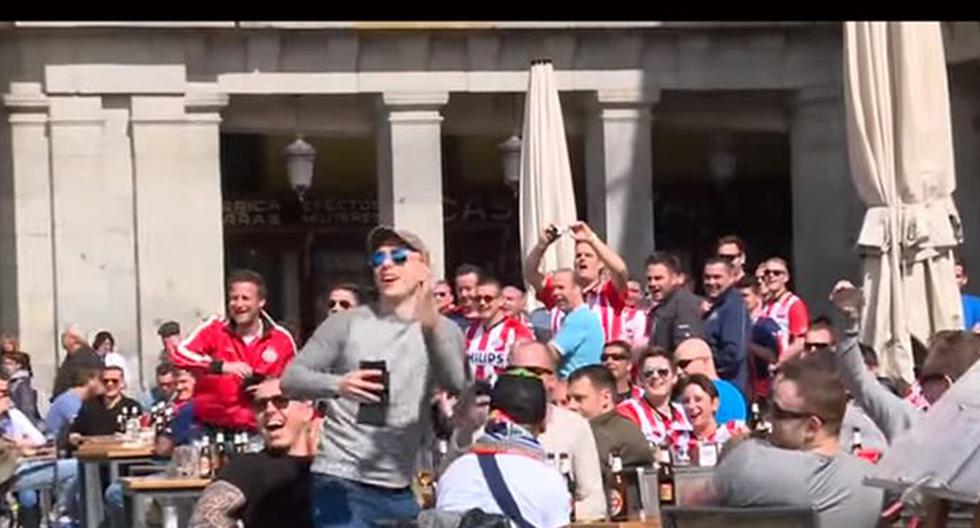 Hinchas del PSV humillan a mendigos en la Plaza Mayor de Madrid. (Video: YouTube)