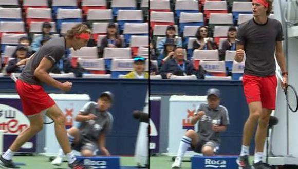 Un niño, que realizaba el trabajo de recogebolas en el Másters de Shanghai, quedó aterrorizado al ver de cerca el eufórico festejo de Alexander Zverev. (Foto: captura de video)