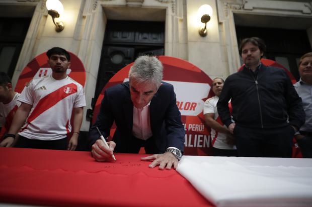 Lima May 20, 2024 Signing of the Peruvian flag for the Copa América with Juan Carlos Oblitas together with the director of El Comercio, Juan Aurelio Arevalo.
