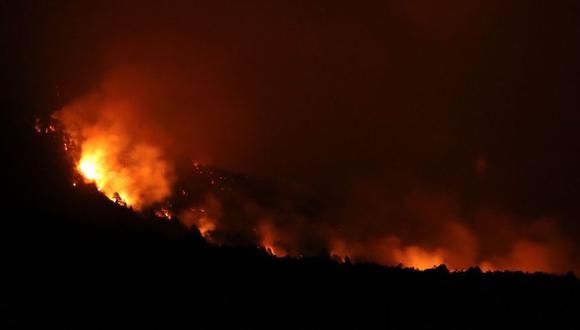 Vista de un gran incendio en Paraje Villegas, provincia de Río Negro, 70 km al sur de Bariloche, Argentina, a altas horas de la noche del 23 de diciembre de 2021. (Foto: Francisco RAMOS MEJIA / AFP)