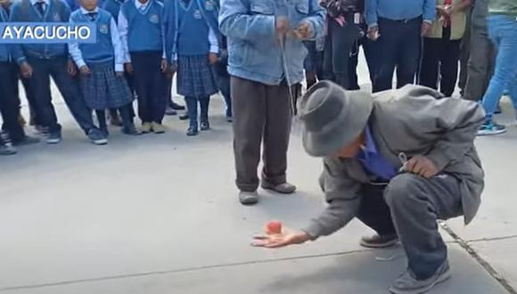 El Día del Adulto Mayor en Ayacucho se celebró con un divertido campeonato de trompo. Esto ocurrió en el distrito de Acocro | Foto: Captura de video / TV Perú Noticias