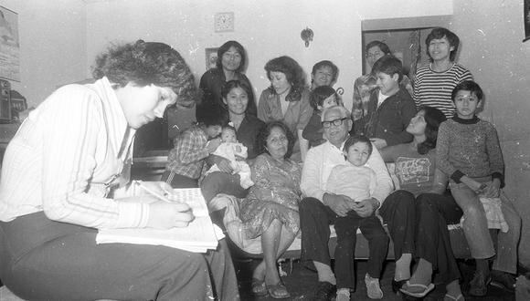 Así como esta numerosa familia, miles de ellas recibieron a los empadronadores en sus viviendas para ser encuestados. Postal de julio de 1981. Foto: GEC Archivo Histórico